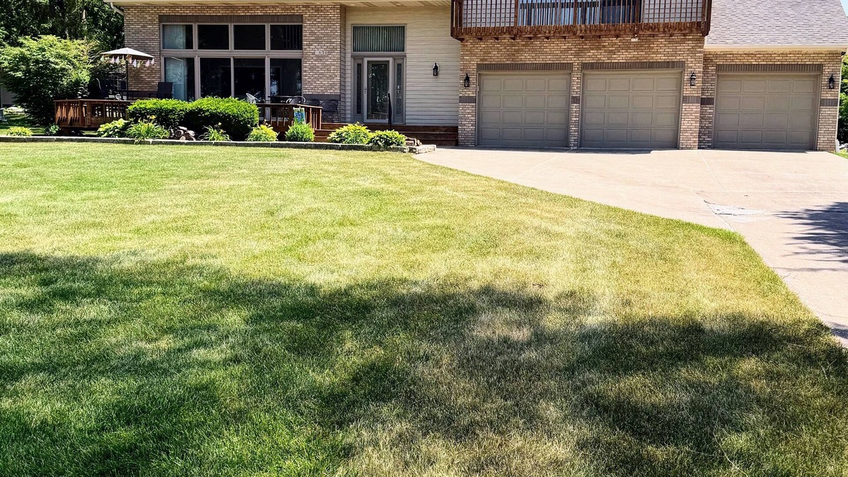 Port Byron House | On the banks of the Mississippi River with easy access to the Quad Cities.