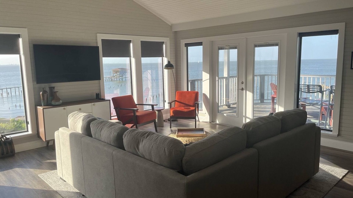 Bacliff House | On the bay, private pier, private heated pool, close to Kemah