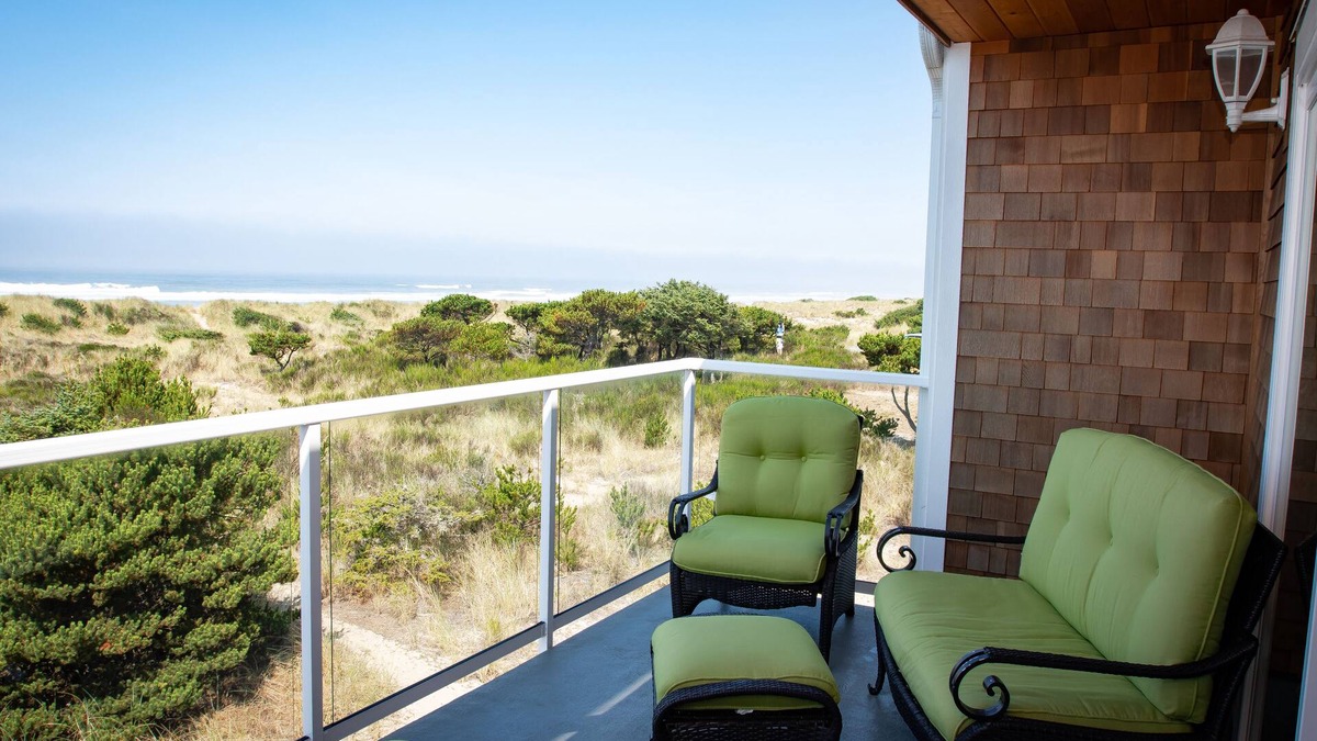 Rockaway Beach House | On the Beach! 3 King Beds, Wi-Fi, Luxury Townhome, Rockaway Oasis!