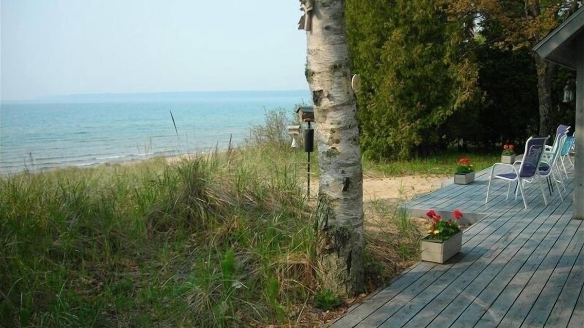 Sturgeon Bay House | ON THE BEACH, Borders Whitefish Dunes State Park. Best Location in Door County