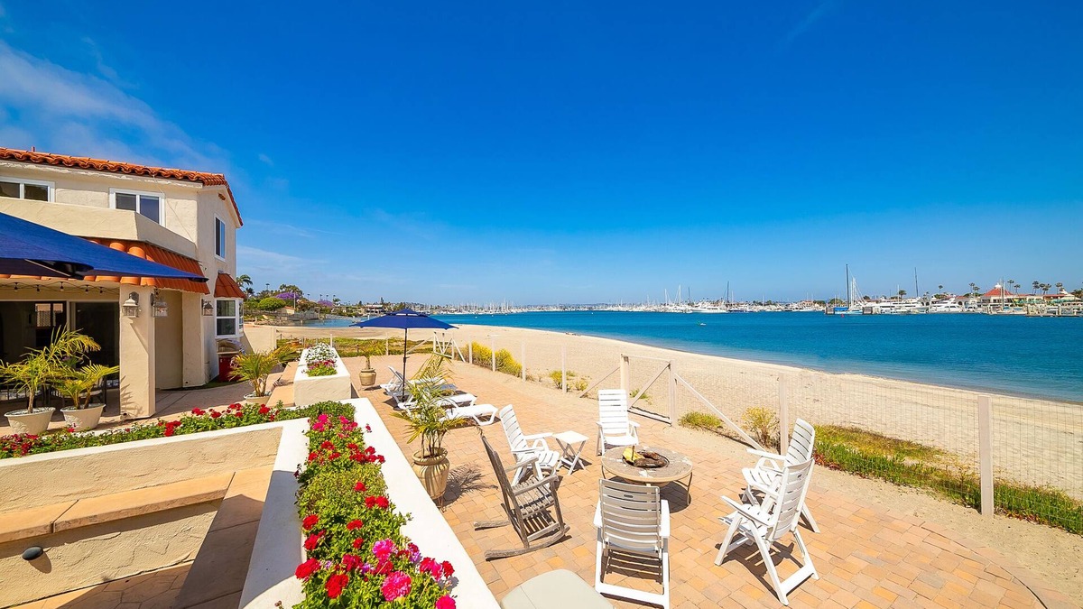 La Playa House | On The Beach Casita Book - beautiful Spanish 1 bedroom, with bay front access.