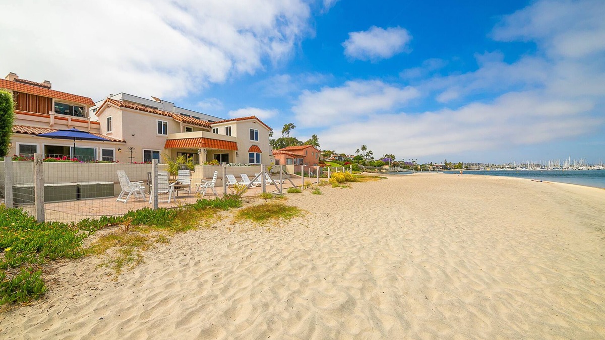 La Playa House | On The Beach Clubhouse - Bayfront with private beach access