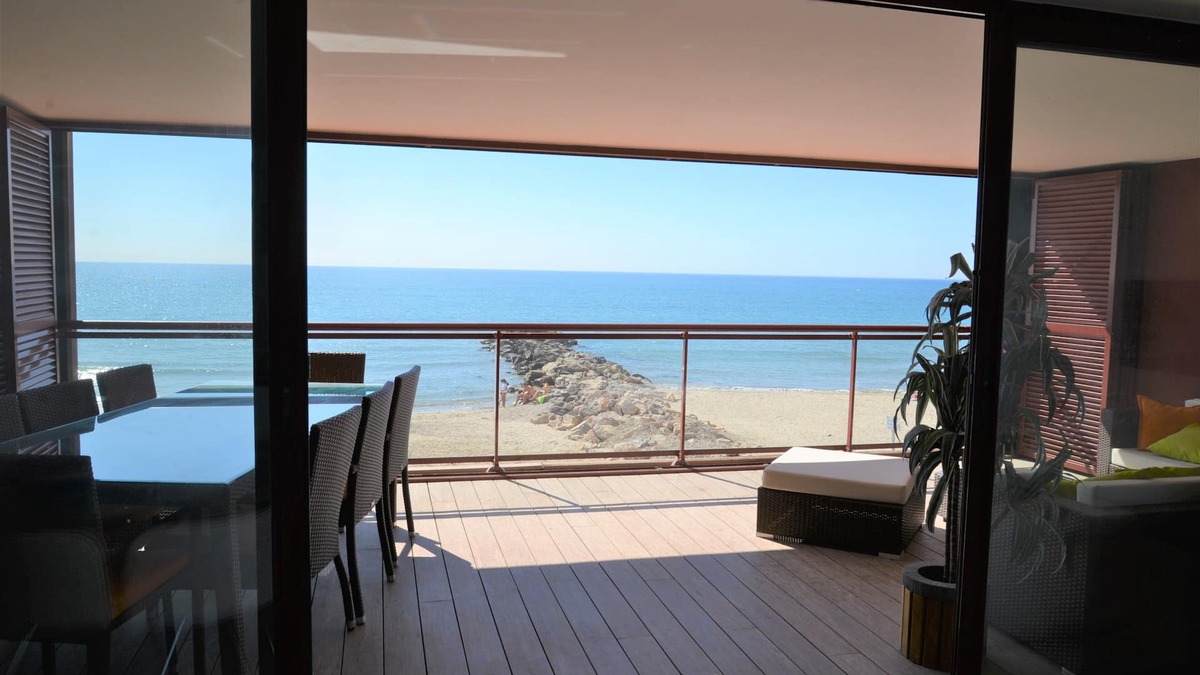 Palavas-les-Flots Apartment | On the beach, 5 * apartment of 75m2, air conditioning, WiFi and terrace of 25 m2!