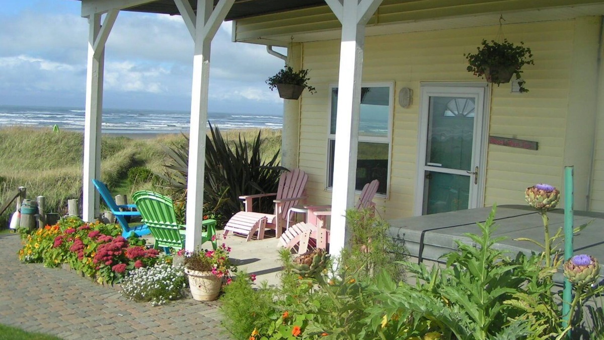 Moclips Apartment | On the beach in MOCLIPS with hot tub, fireplace, BBQ, patio, beach access & more