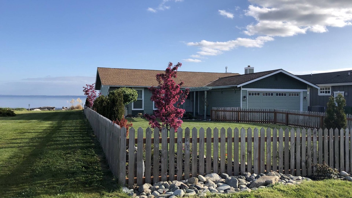 Camano Island House | On The Beach w/Lawn & Watercraft!