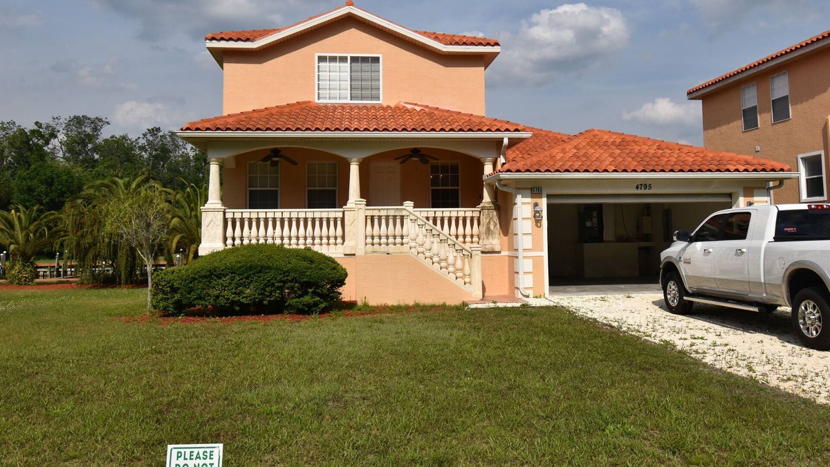 Homosassa Villa | On the canal with boat slip available for rent at the back of the house!