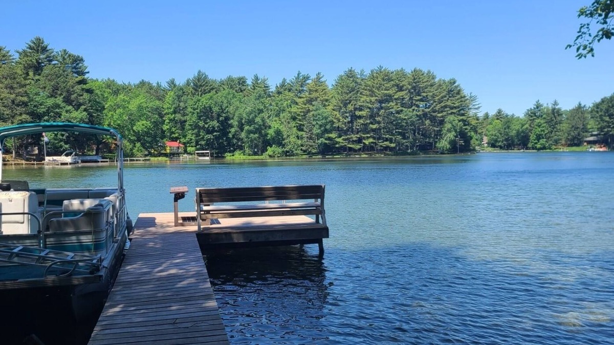 Waupaca House | On the Chain of Lakes in Waupaca, huge 5 bedroom home with Pontoon