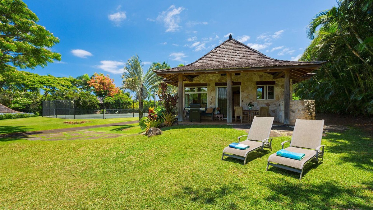 Hamakuapoko Cottage | On the Edge of a Gulch, Privacy, Charm, Unique Style Cottage - Permitted