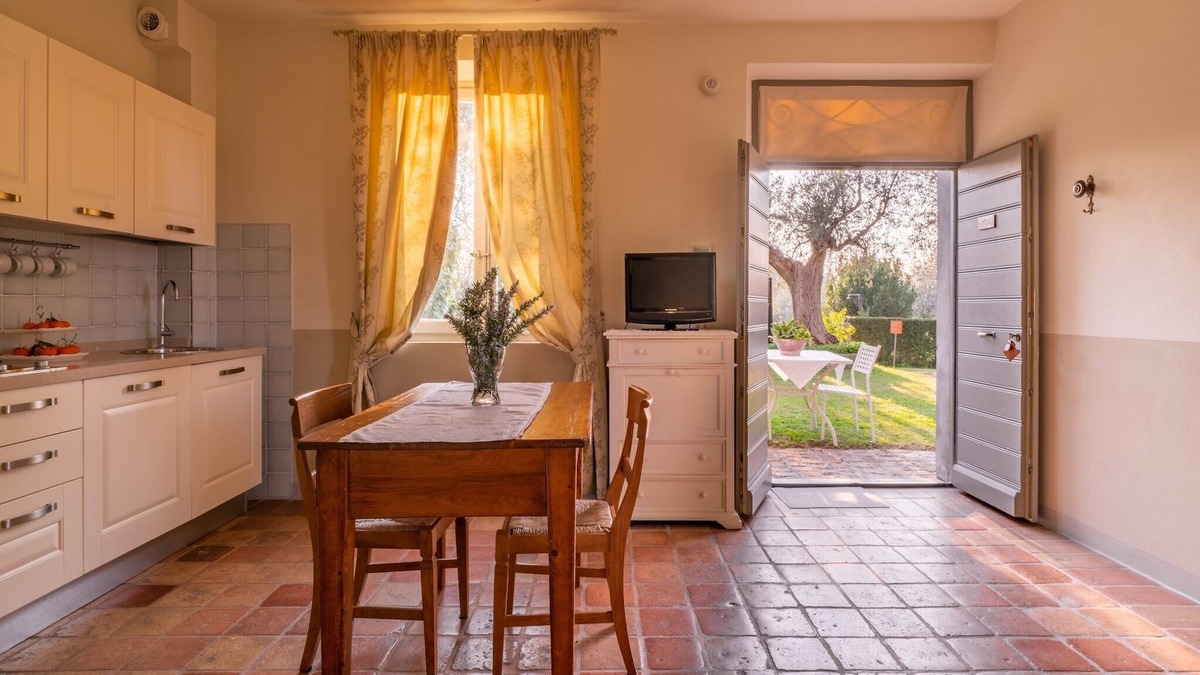 Santa Veneranda Apartment | On the ground floor of an old farmhouse, in the countryside with a swimming pool