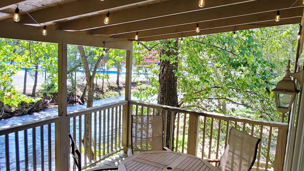 Helen Cabin | On the Hooch in HELEN Hot Tub Fireplace Dog Friendly Walk to all the fun!