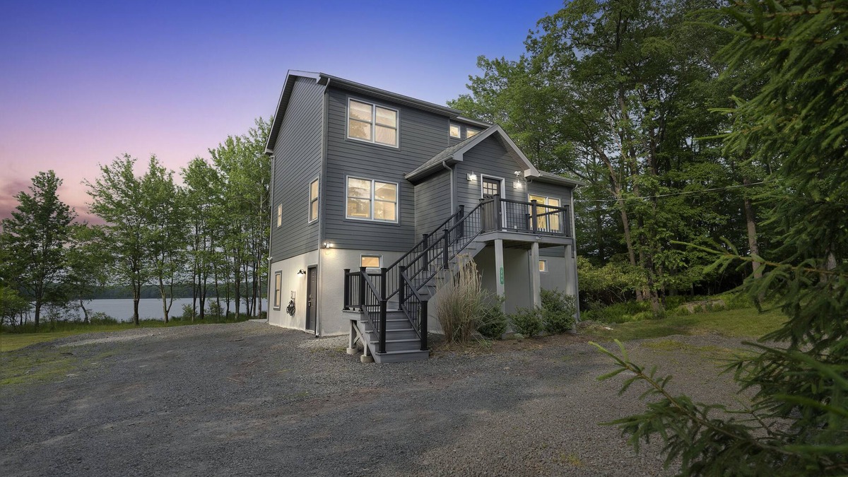 Gouldsboro House | ON THE LAKE! Amenity Filled Community, Indoor & Outdoor Pool, Kayaks!