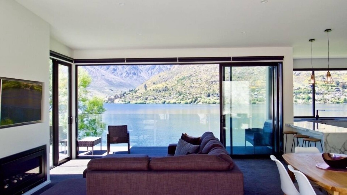 Frankton House | On the Lake , Remarkable Views