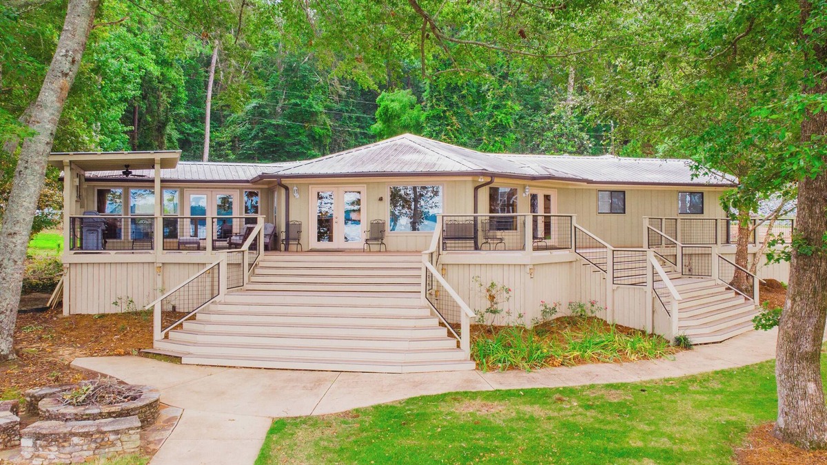 Deatsville House | On the lake, sleeps 8 with dock and boat lift