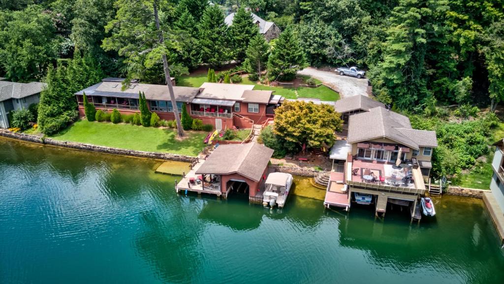 Lakemont House | On The Lake