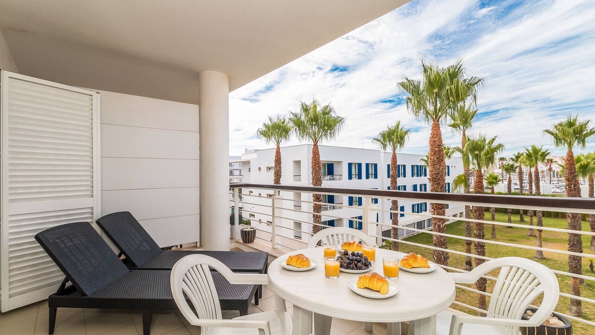 Telheiro Apartment | On the Marina: City Center and Beach!