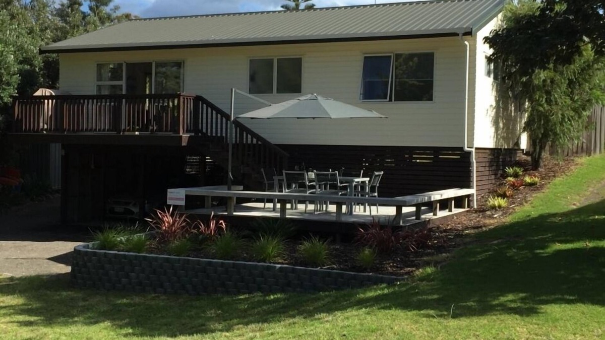 Pauanui House | On the park, 6min walk to beach