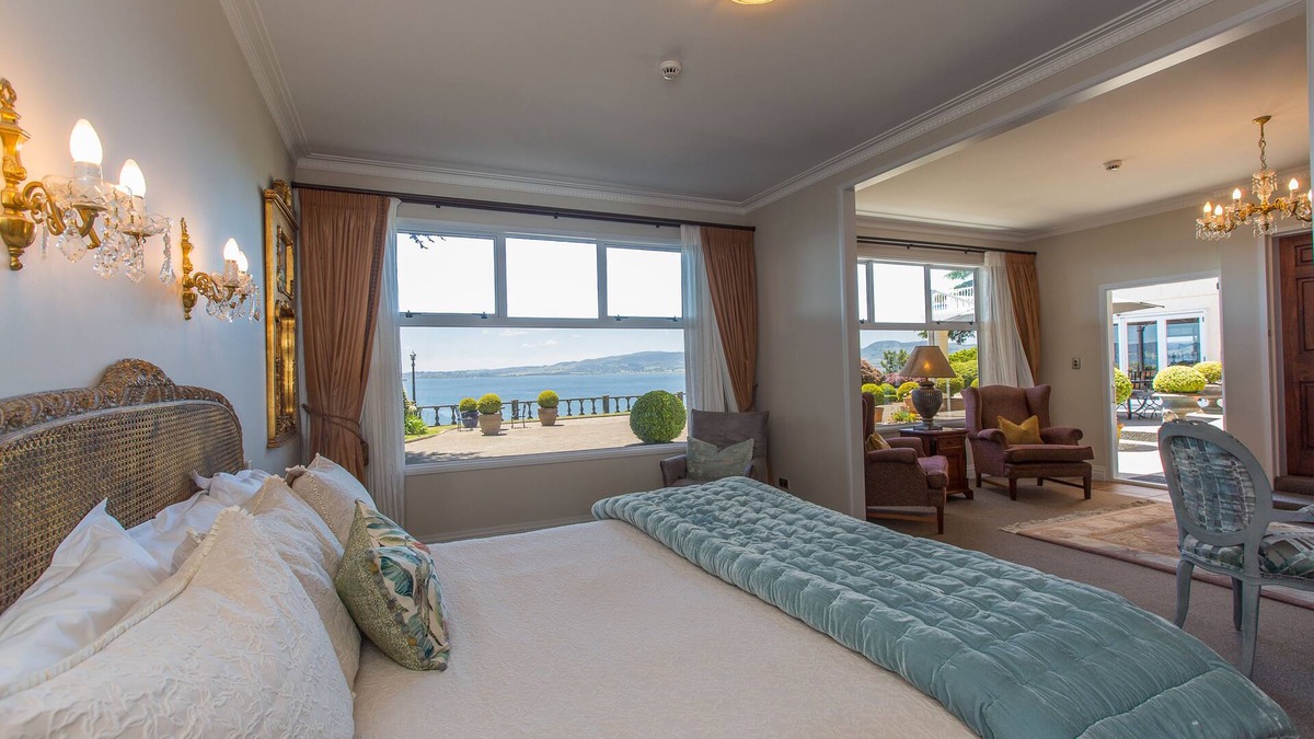 Kawaha Point Cabin | On The Point - Lake Rotorua