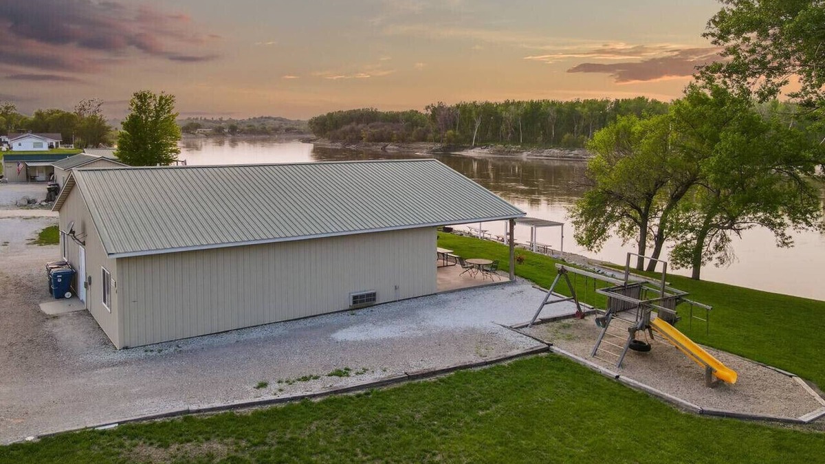 Burt County House | On the River | 5 beds | Peaceful