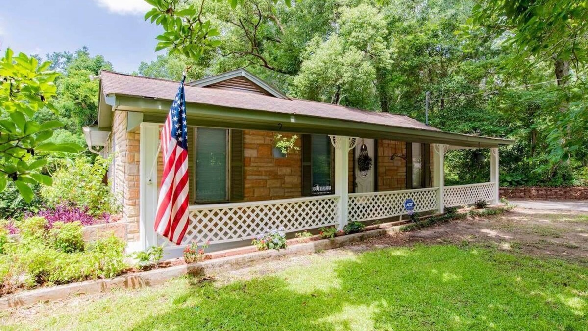 Mobile House | On the River! Patio,Yard- Dozing at Dog River