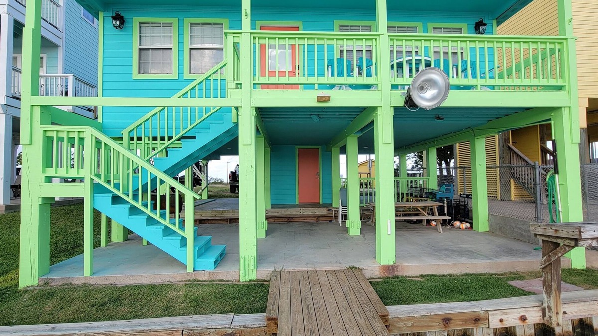 Matagorda House | On the river, Wifi, Lighted pier, Private Road, Beautiful sunsets!