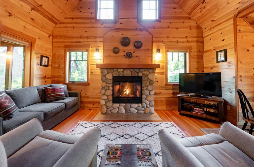 McKenzie Bridge House | On the River Wooded Bliss Cabin near Loloma
