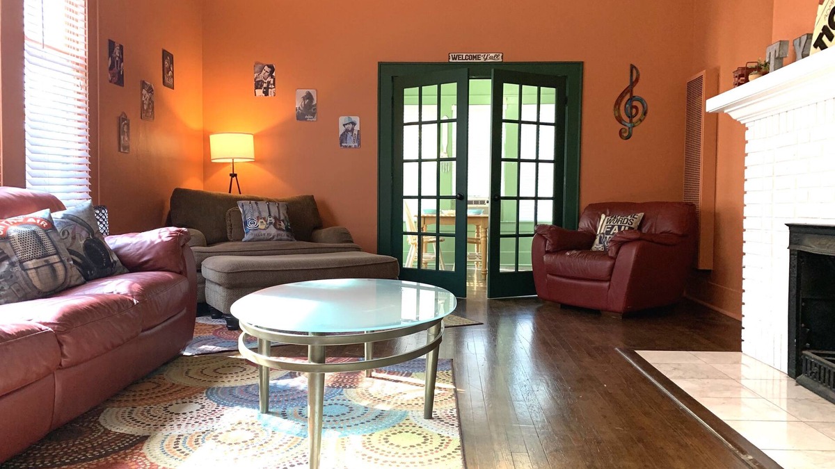 Old Enfield Apartment | ON THE ROAD AGAIN! CENTRALLY LOCATED NEAR EVERYTHING! FENCED DOGGIE AREA,PARKING