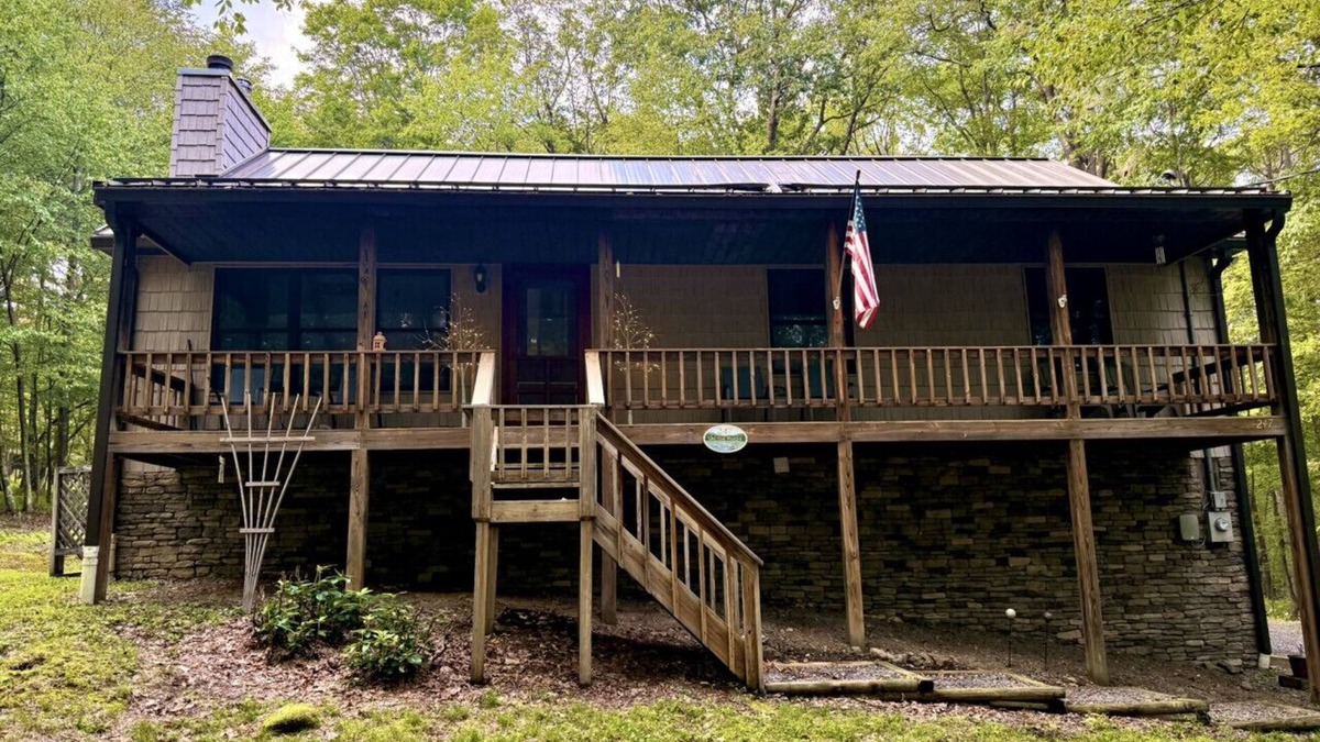Alpine Lake Apartment | On the Rocks 4BR w/loft cabin tucked in the woods