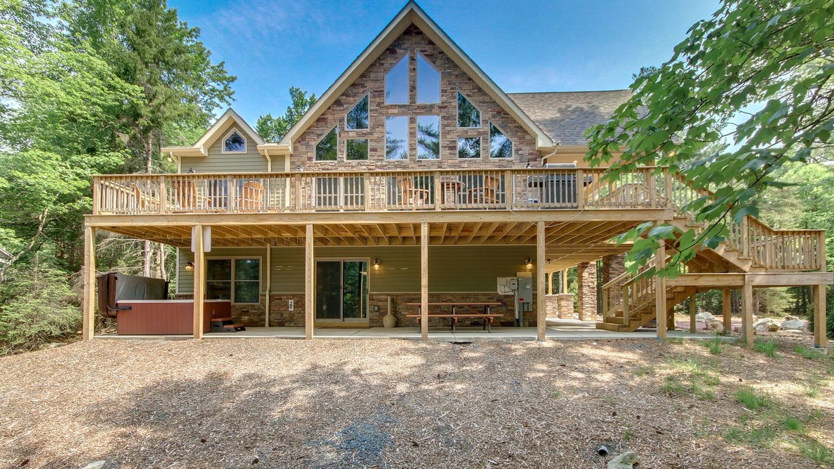 Lake Harmony Estates House | "On The Rocks", Hot Tub, Pool Table, Foosball, Bar, WIFI