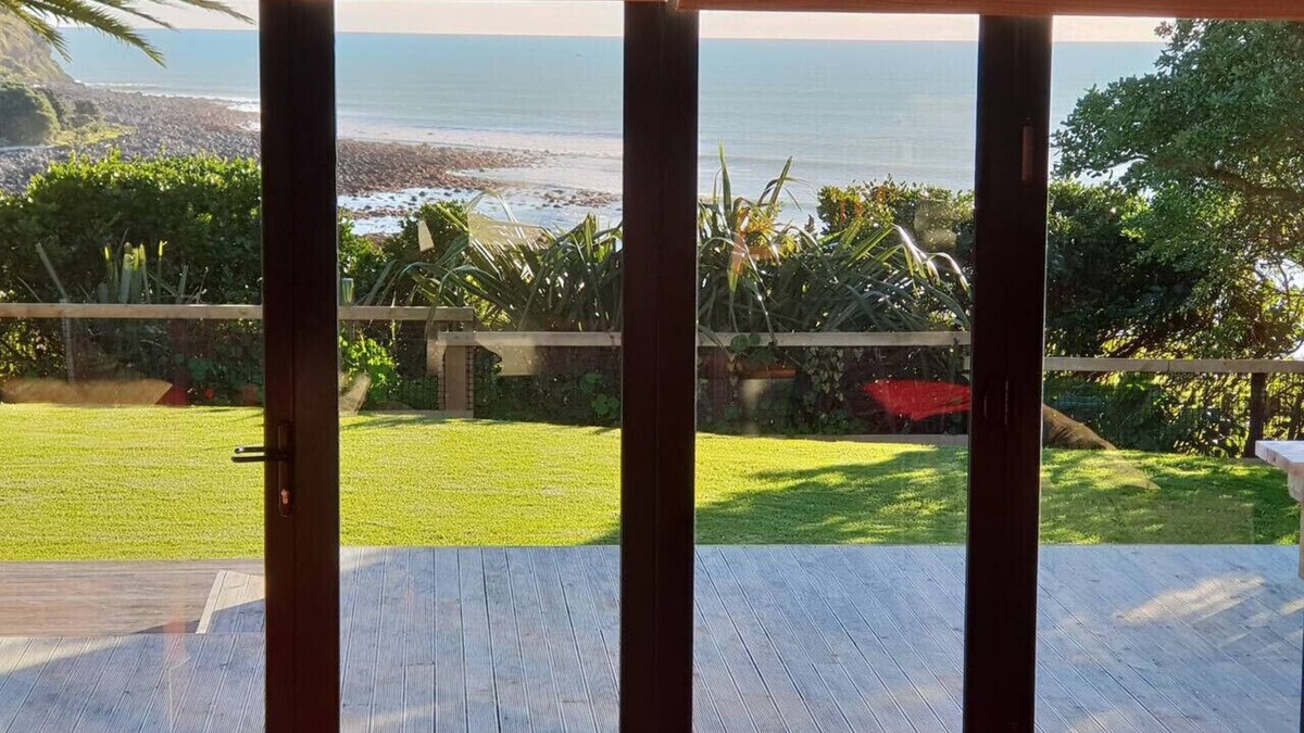Raglan Apartment | ON THE ROCKS , Whale Bay