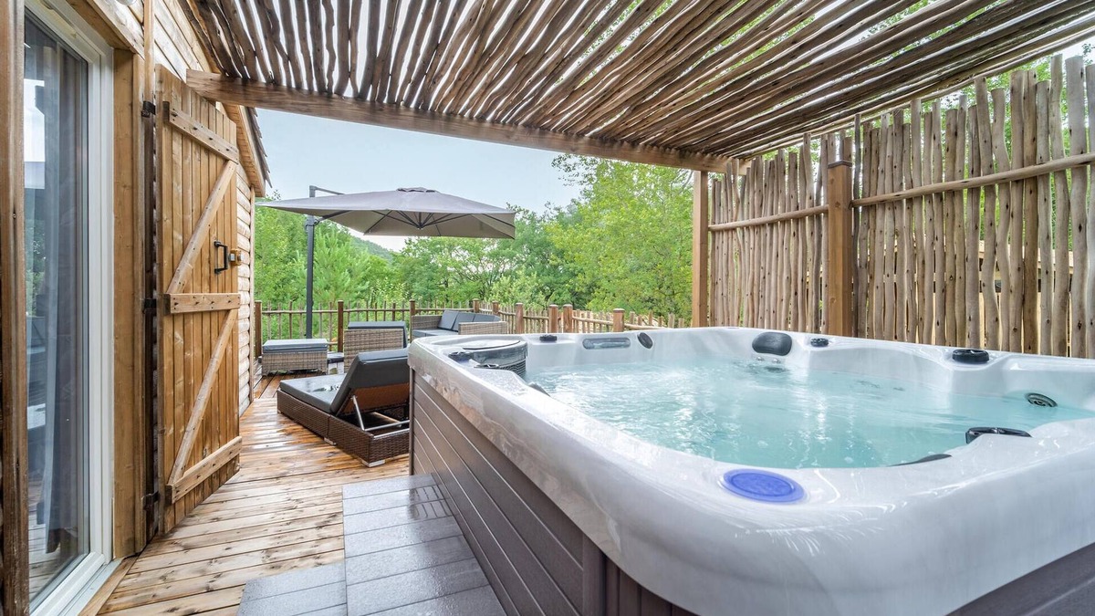 Chalabre House | On the shore of two lakes welcomes you this practical wooden chalet with a large terrace.