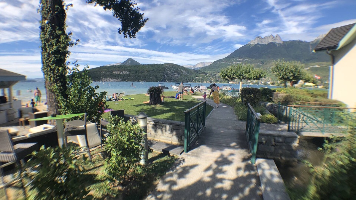 Duingt Condo | On the shores of Lake Annecy, comfortable apartment with terrace and private beach
