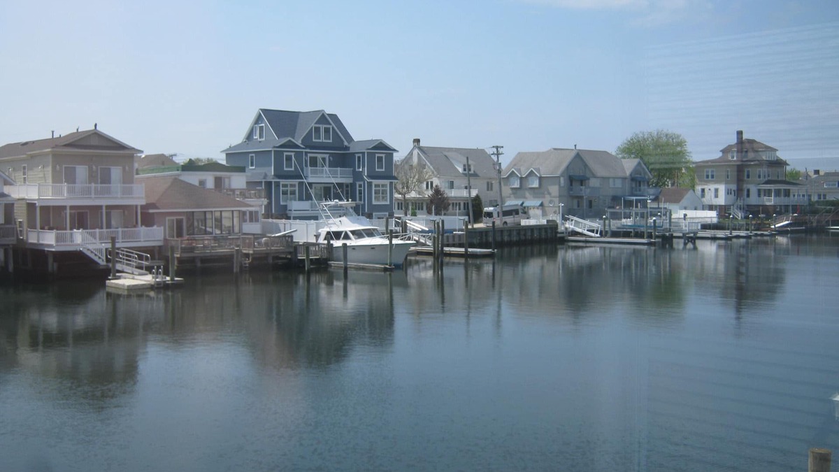 Ventnor City House | On the Water Oasis, 3 Bdrm, 2 Full Bath, and Walking Distance to Ventnor Beach