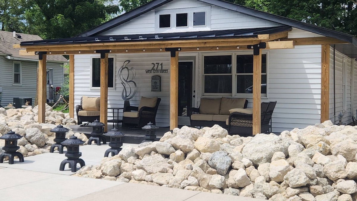 Holland House | On Tulip Lane! Walking distance to downtown shops, restaurants, and parks!
