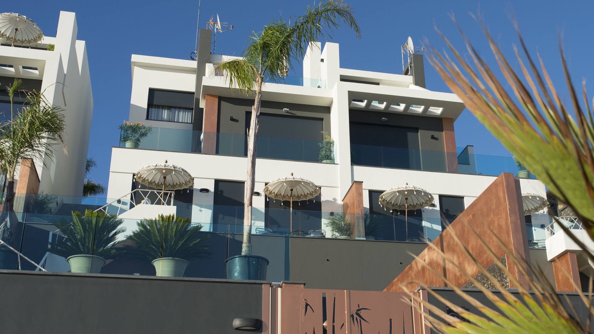 Almonte Villa | ON VILLAGE