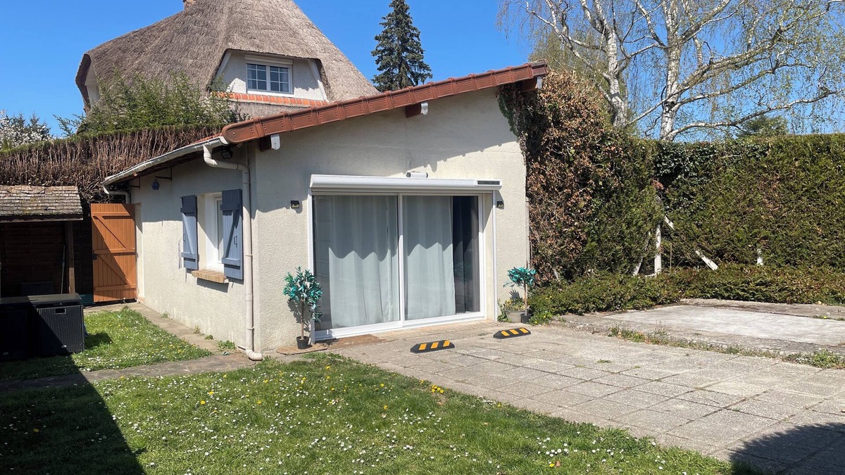 Oncy-sur-Ecole House | Oncy mini house relaxes. Pets allowed