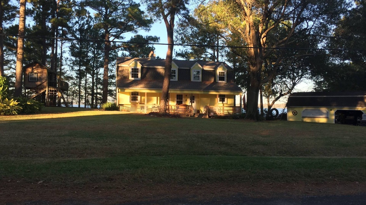 West Livingston House | One Acre Lakefront Home, Indian Hills Peninsula. Pet friendly !