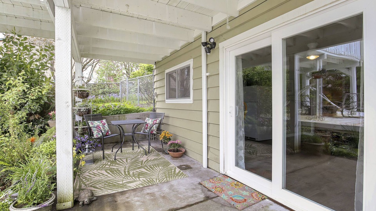 Federal Way House | One Bed Executive Suite off the Sound!