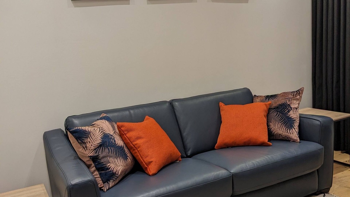Ealing Apartment | One Bedrm|Open Plan Living|5 min to subway|250Mbps|Workspace|Netflix|Smart Locks