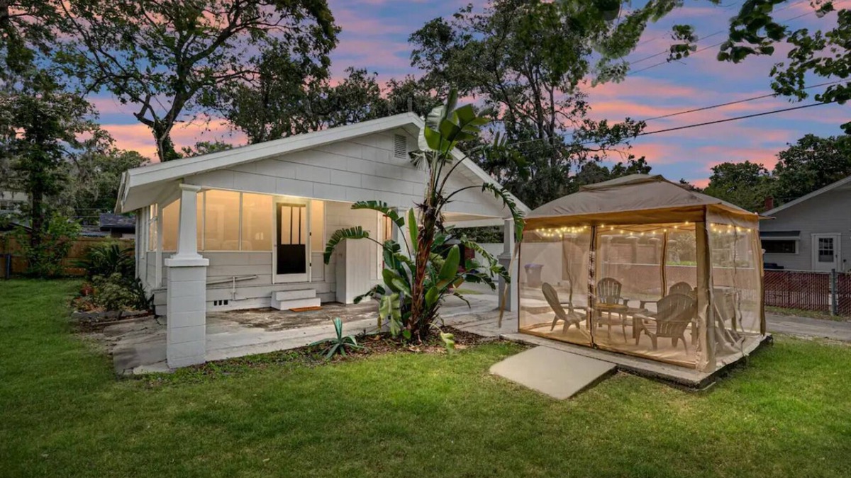 East Lake Morton House | One bedroom 1️⃣ bath bungalow located n the charming Lake Morton Historic District
