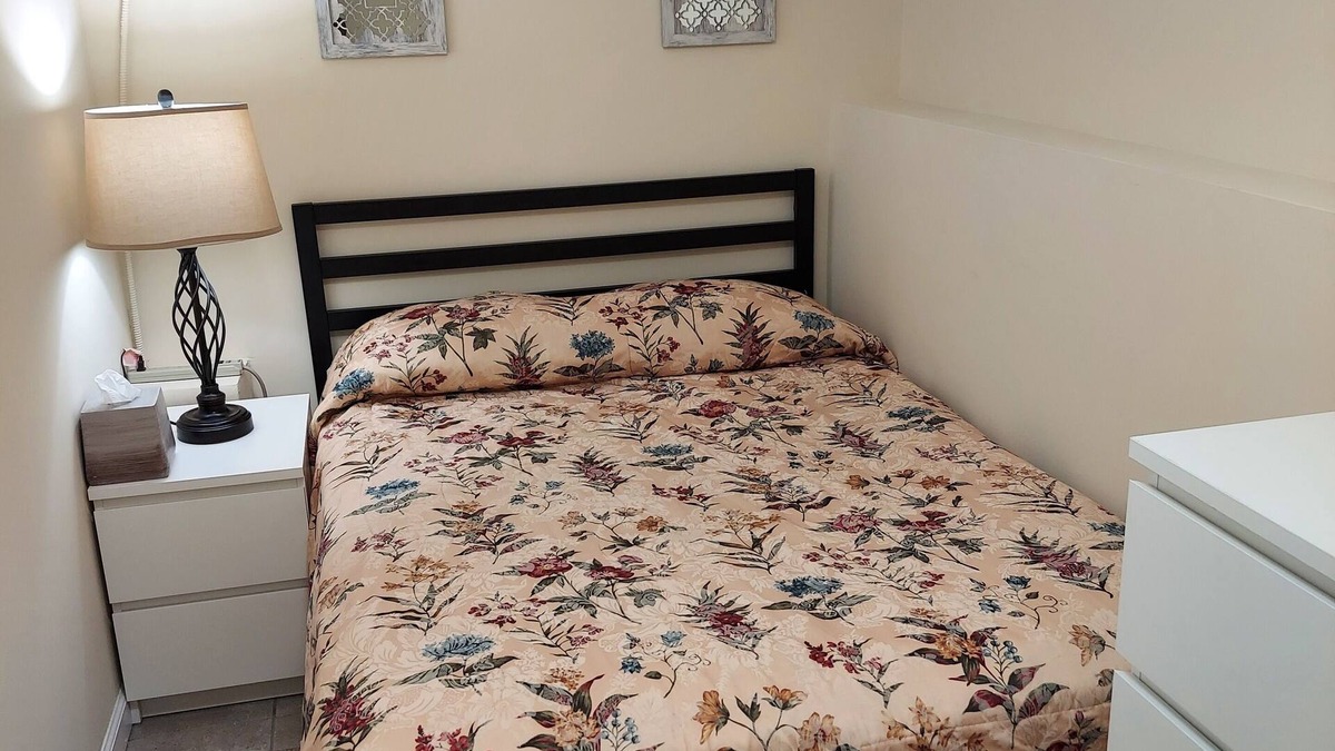 Mariners Harbor Apartment | One bedroom apartment in a quiet peaceful area.