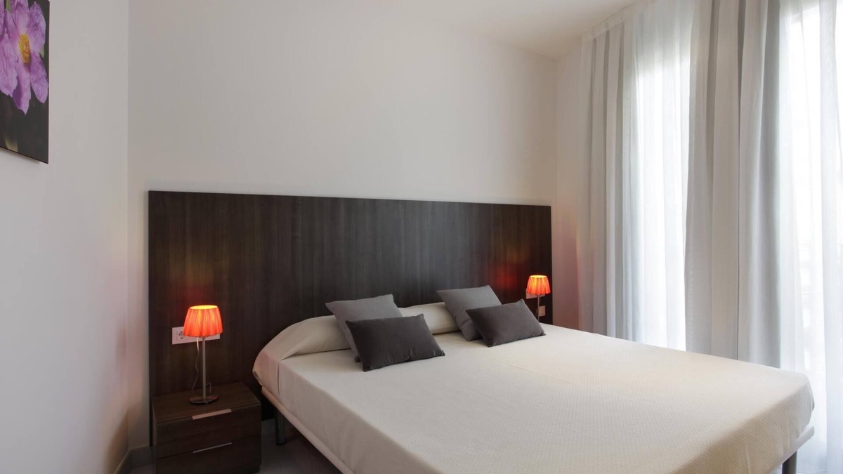 Les Corts Apartment | One-bedroom apartment with sofa bed and balcony