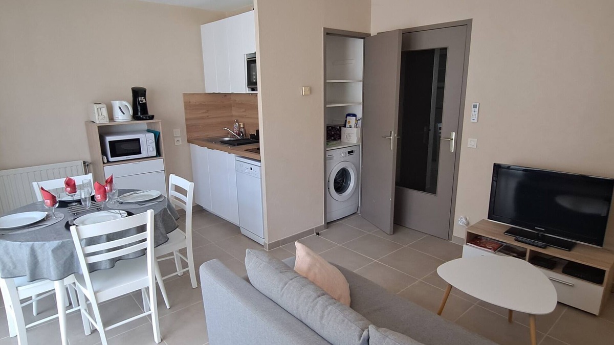 Yves Farge - Le Fleuve Apartment | One-Bedroom Apartment, good standard, with balcony and parking