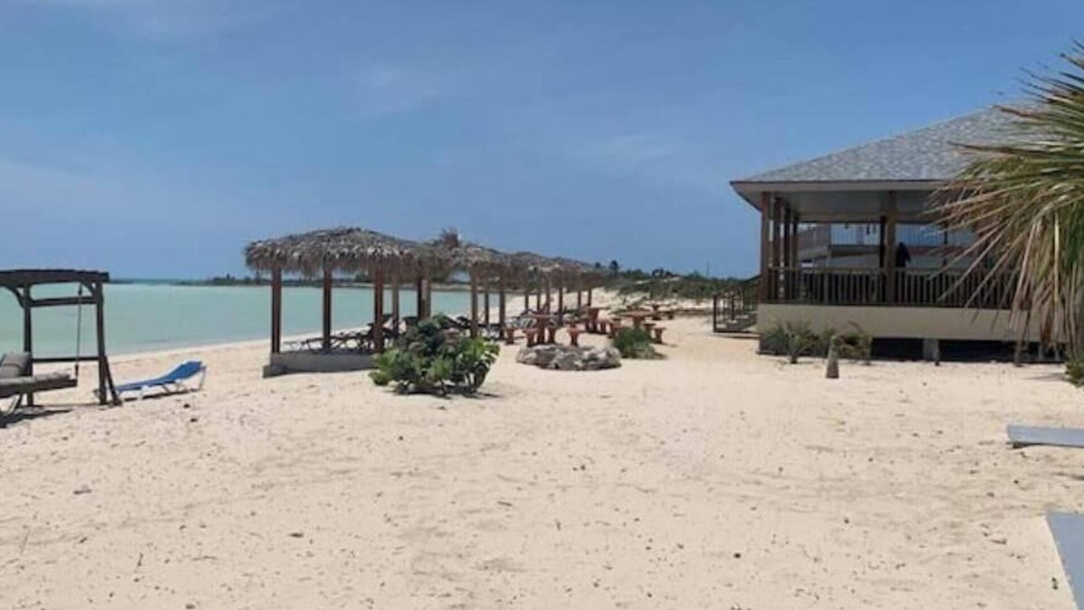 New Bight House | One Bedroom Beachfront Bungalow: Mango Villa