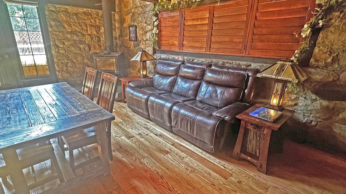 Sandy Cottage | One bedroom cottage with AC, WiFi and hot tub.