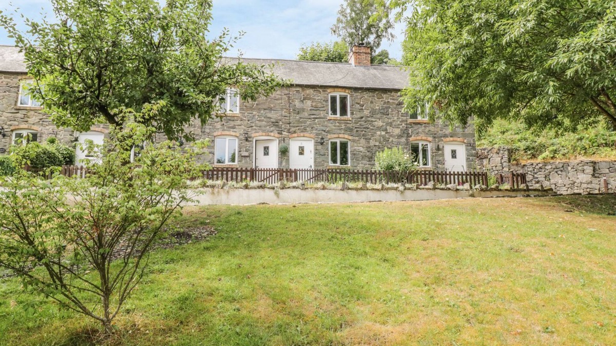 Llangollen House | One bedroom delightful 17th century stone country cottage