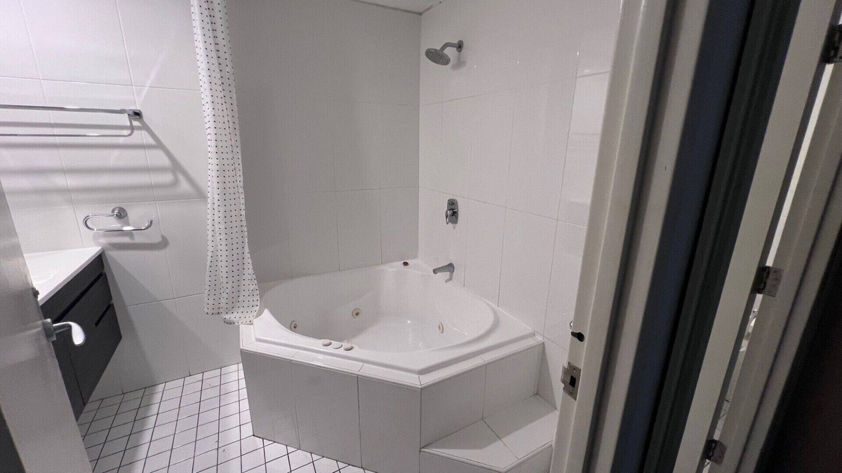 Hamilton Apartment | One Bedroom Deluxe Spa Apartment