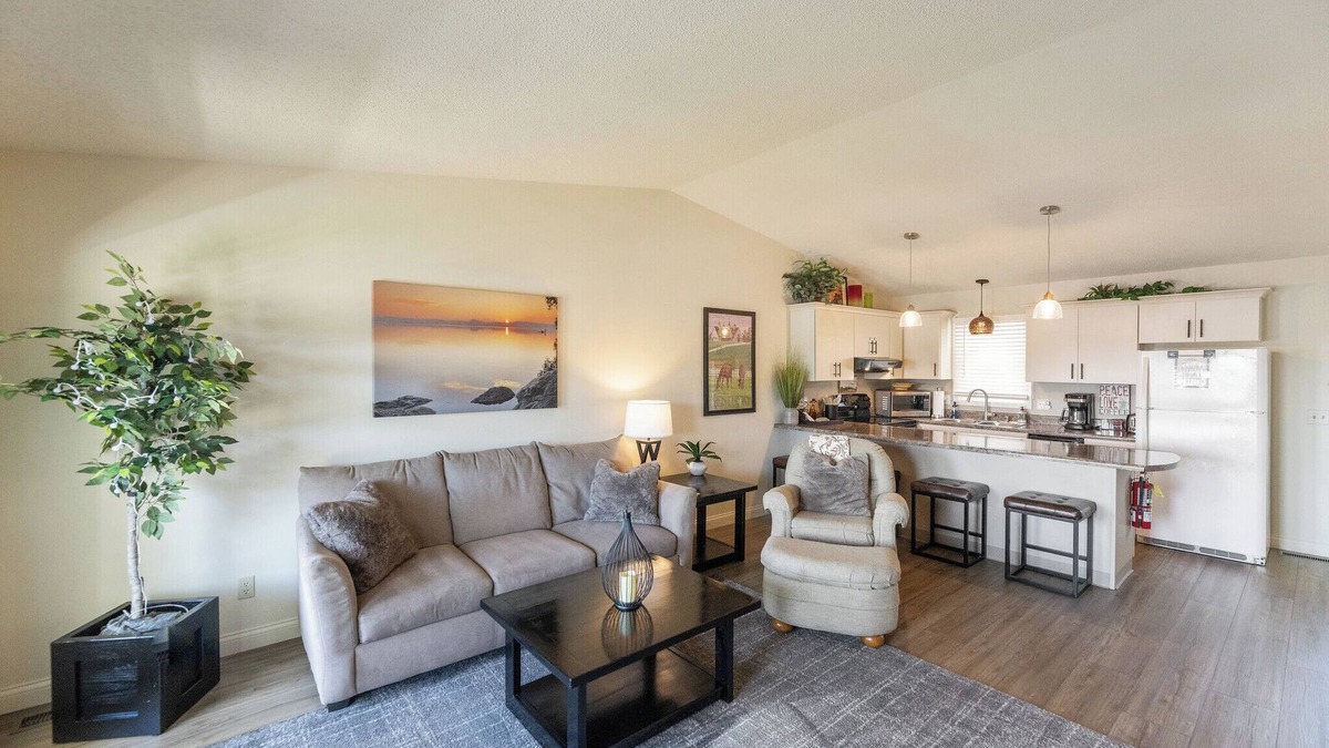 Grand Rivers Condo | One Bedroom Harbor View Condo