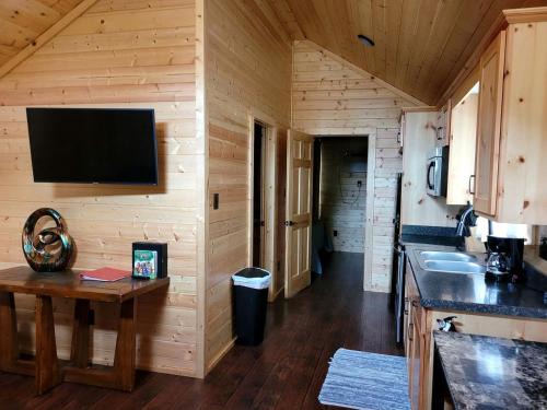 Pipe Creek House | One Bedroom Log Cabin for Family and Pet Friendly Glamping in Pipe Creek, Texas