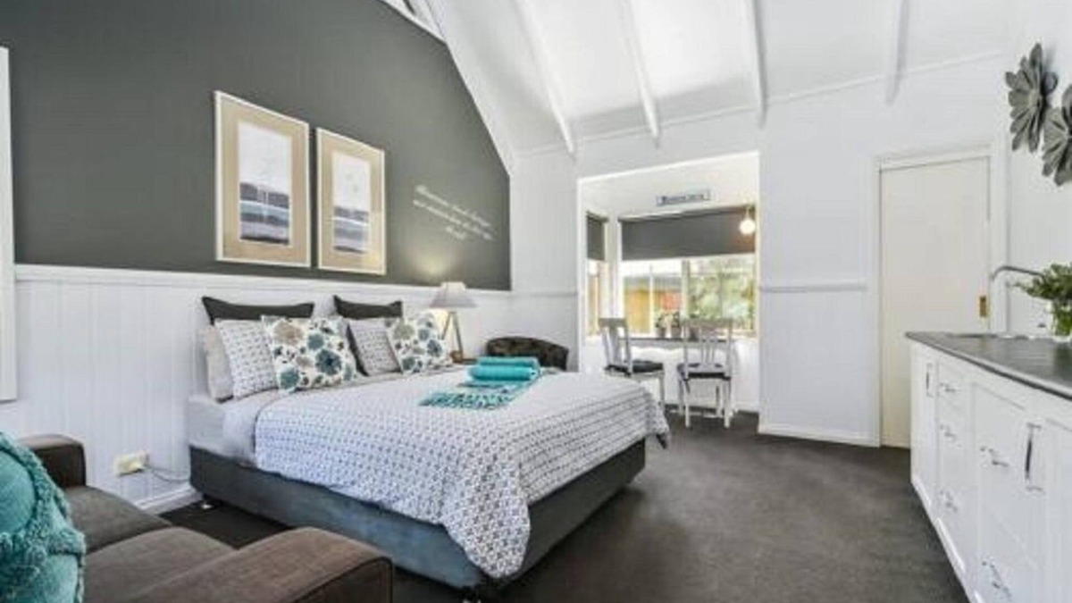 Traralgon Apartment | One-Bedroom Queen Suite
