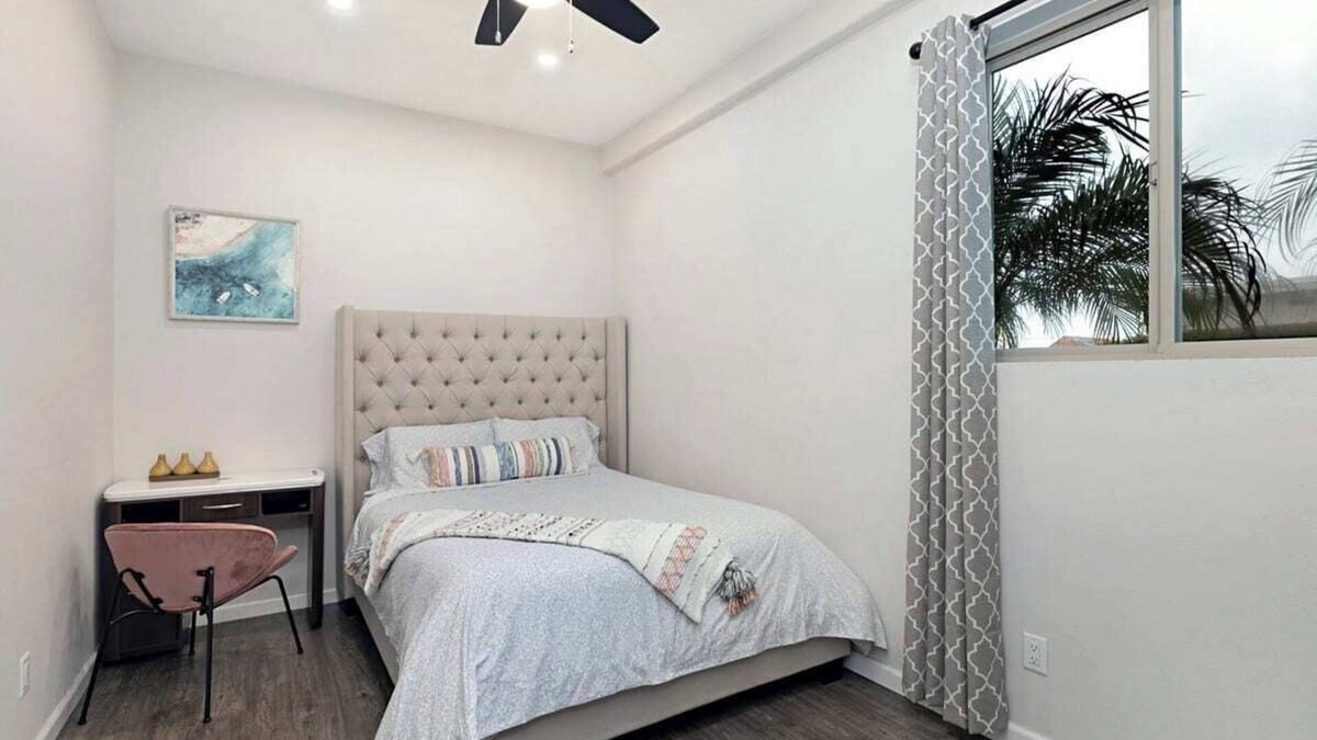 Serra Mesa House | ONE Bedroom Suite With Private Bathroom, Private Entrance, Central SD